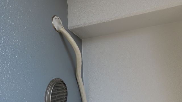 エアコンなどの配管周りによる雨漏り